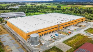 Wegen seiner Lage mit trimodaler Verkehrsanbindung ist das gerade im Bau befindliche größte Logistikzentrum Europas in reiner Holzbauweise vor allem für Unternehmen interessant, die logistische und produktionsnahe Dienstleistungen erbringen. (Bild: Garbe Industrial)