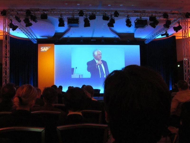 Mit In-Memory brechen Hasso Plattner und seine Mitstreiter mit der klassischen Trennung von OLAP und OLTP… (Srocke)