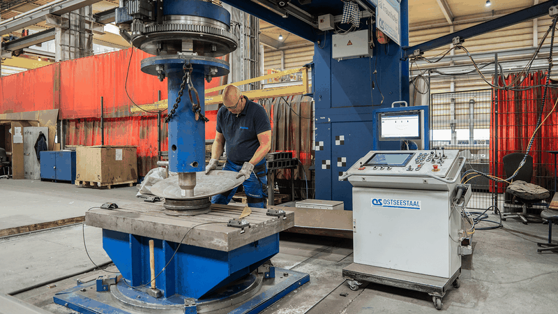 Ein Werker bei der Formung eines Probestücks. Dank des Messsystems kann bei der Umformung auf den Einsatz von Prüfschablonen verzichtet werden.(Bild:  Fraunhofer IOF)