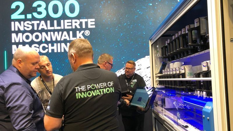 Beim Lackhersteller PPG informierten sich die Fachbesucher unter anderem über die automatische Farbmischanlage Moonwalk. (Bild: Jürgen Klasing)
