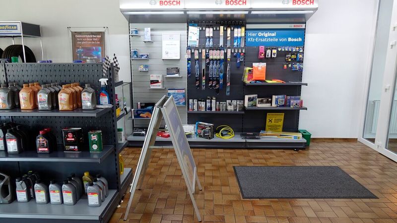 Die wertige Präsentation von Zubehör und Pflegemitteln ist dem neuen Inhaber Nico Höpcke ebenso wichtig wie ... (Bild: Rosenow – VCG)