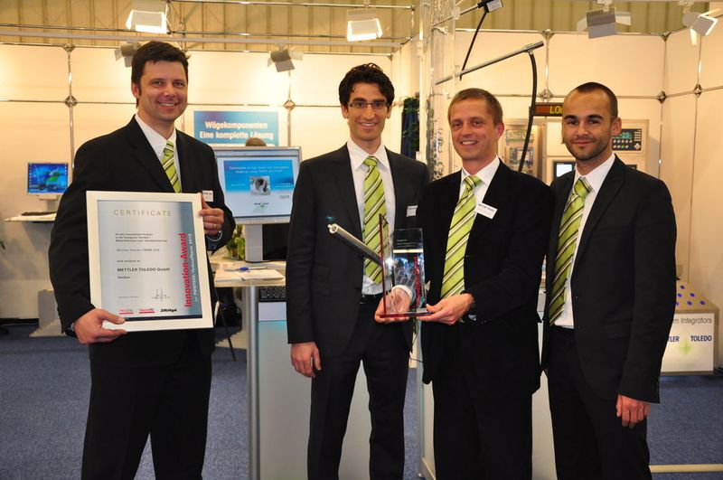 Freudige Gesichter auch bei Mettler Toledo für den Innovation-Award in der Kategorie Partikel-/Materialanalyse und -charakterisierung (von links): Oliver Hamann (Head of Advances Development), Benjamin Smith, (Market Development Manager) mit dem preisgekrönten Produkt Mettler Toledo FBRM C35, Markus Adamczyk (Produktspezialist Autochem) und Wouter Nelissen (Technology and Applications Consultant). (M.Henig/PROCESS) (Archiv: Vogel Business Media)