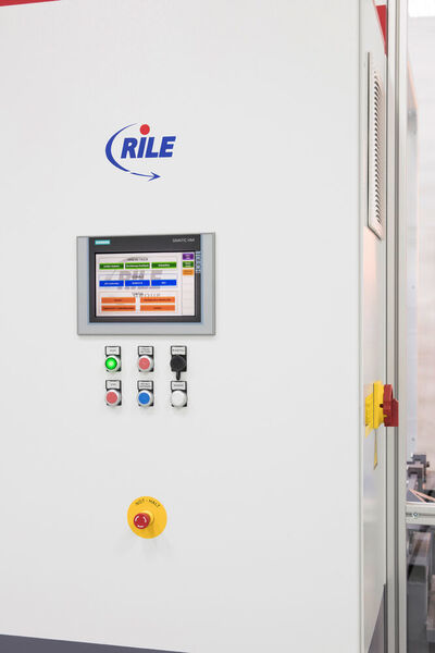 Die Beladezelle kann nach kurzer Einlernzeit auch von Personal ohne Roboterkenntnis ganz einfach über Touchscreen bedient werden.  (Yaskawa)