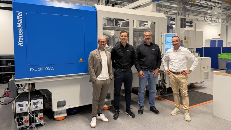 Die gemeinsam entwickelte PXL 201-100/55 Silco-Set ermöglicht die flexible Verarbeitung von Thermoplasten und Flüssigsilikon (LSR) auf einer Plattform. Vertreter von MD Elektronik und Krauss Maffei vor der PXL-Technikumslösung (v. l. n. r. Florian Pell, Christian Heilmann, Peter Krause, Christian Rössler).(Bild:  Krauss Maffei)