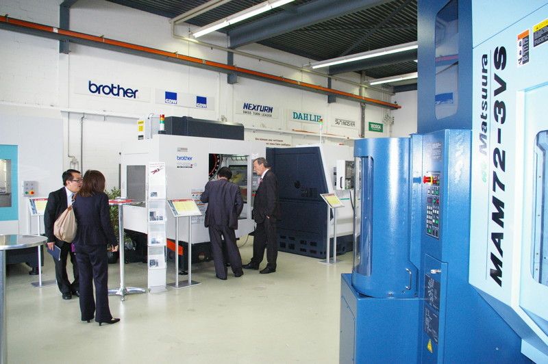 Newemag, portes ouvertes 2013 à Rotkreuz... Matsuura, Brother, Miyano avec le nouveau tour 10 axes de la série BNA. (Image: JR Gonthier)