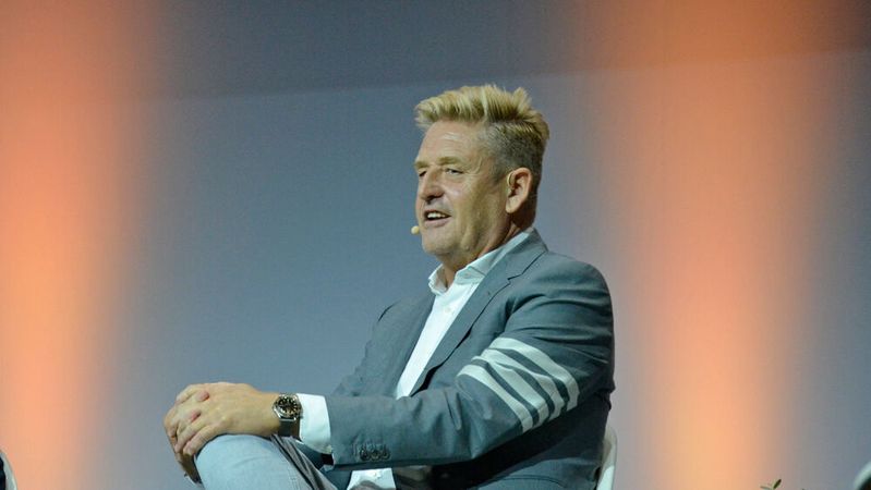 Seat- und Cupra-Chef Wayne Griffiths skizzierte, wie Cupra die Disruption des Automobilmarktes nutzte, um sich erfolgreich im Wettbewerb zu positionieren.(Bild:  Rehberg – »kfz-betrieb«)