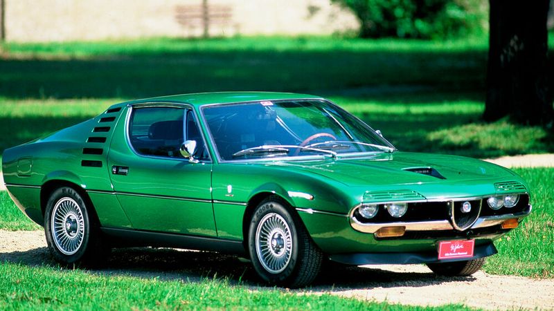 Der Alfa Romeo Montreal war mit seinen Fahrleistungen kein Spitzenmodell, in der Optik dank der Zusammenarbeit mit Bertone ist er aber noch heute eine Ikone.(Bild:  FCA)