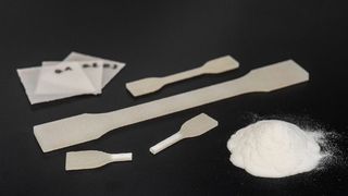 In Zusammenarbeit mit dem Fraunhofer-IWM hat man am SKZ in Würzburg den sogenannten Monolayer-Ansatz für das additive Fertigungsverfahren Lasersintern weiterentwickelt. Hier im PBF-Prozess gefertigte Monolayer-Plättchen, Zugstäbe und eine Probe des PP-Pulvers für den Druck. (Bild: L. Hoffmannbeck / SKZ)