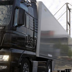 Trailer mit Seitenwandkonstruktion aus Sandwichelementen. Die Deckschichten bestehen aus dem CFK-Werkstoff Lamilux-High-Strength-X-treme-Carbon.