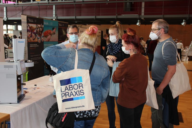 Die LABORPRAXIS-Tasche bleibt nicht lange allein. Im Laufe des Tages gesellen sich meist noch viele weitere Beutel und Tüten mit Infomaterial und Mitbringseln dazu. Weitere Infos zu den kommenden LAB-SUPPLY-Messen finden Sie auf www.lab-supply.info.  (LABORPRAXIS, C. Lüttmann)
