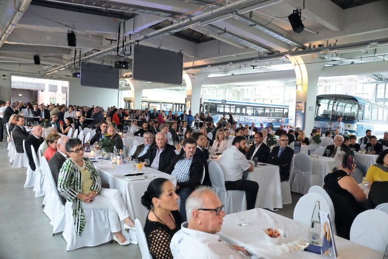 Die Veranstaltung sorgte für volle Reihen.  (Bild: Zietz / »kfz-betrieb«)