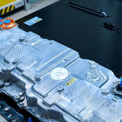 Das Unternehmen Fuchs beschreibt beim Battery Manufacturing Day die Möglichkeiten von Fluiden und Schmierstoffen im Batterie-Lebenszyklus. (Bild: BMW)