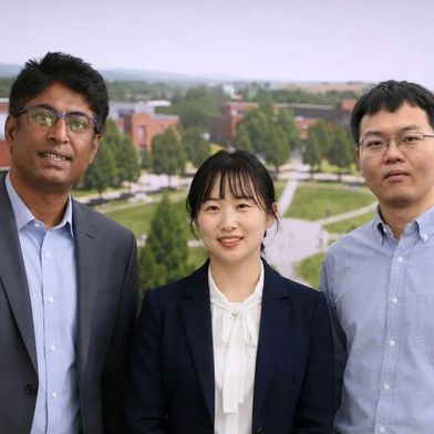v.l.n.r.: Prof. Dr. Shoubhik Das, Dr. Yuman Qin und Dr. Peng Ren. (Source: Universität Bayreuth)