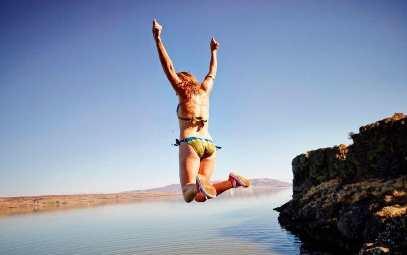 Der Trend, sich weiterentwickeln zu wollen und vermeintlich unproduktive Auszeiten für lohnenswerte Aktivitäten zu nutzen, wird sich weiter verstärken: Immer mehr Menschen sind auf der Suche nach Erfahrungen, die ihr Leben bereichern und die sie mit anderen teilen können. Dementsprechend wird auch die Beliebtheit von 360-Grad-Live-Inhalten auf Plattformen wie Facebook oder YouTube weiter steigen. 50 Prozent der Europäer sagen, dass sie statt Erholung wegen einzigartiger Erlebnisse Urlaub machen. 68 Prozent  geben an, etwas Neues erleben zu wollen und machen damit die Suche nach persönlichen Geschichten zum allgemeinen Trend. (Samsung)