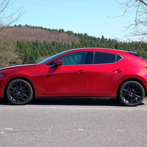 Der Mazda 3 und der Crossover CX-30 bekamen eine überarbeitete Version des Skyactiv-X-Motors.(Bild:  Rosenow/»kfz-betrieb«)