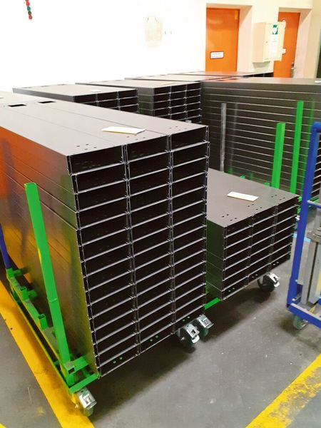 Ein typisches Zulieferteil von Merkt für die Büromöbelinustrie: Kabelkanäle für Schreibtische. (Bild: Finus/VCG)