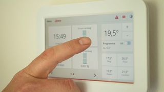 Energiequellen, die unsichtbar in der Wand oder im Boden installiert sind, lassen sich bequem über ein Tablet steuern.  (pixabay)