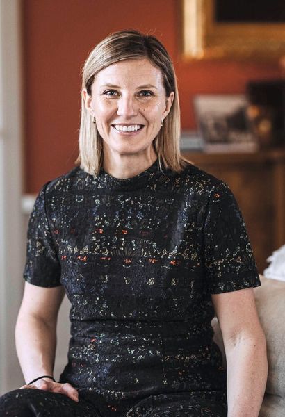 Karin Rådström ist mit Wirkung zum 1. Mai 2021 neues Vorstandsmitglied bei Daimler Truck, verantwortlich für Mercedes-Benz LKW. Sie tritt die Nachfolge von Stefan Buchner an, der sich entschlossen hat, nach mehr als 30 Jahren im Unternehmen in den Ruhestand zu gehen.

Karin Rådström kommt von Scania, wo sie seit 2019 als Vorstandsmitglied für Vertrieb und Marketing verantwortlich ist.

Die gebürtige Schwedin Rådström begann 2004 als Trainee bei Scania, nachdem sie ihren Master of Engineering in Industrial Management an der Königlichen Technischen Hochschule in Stockholm abgeschlossen hatte. Seit 2007 bekleidete sie verschiedene leitende Positionen innerhalb der Vertriebs- und Serviceorganisation von Scania, darunter die Leitung des Busgeschäfts des Unternehmens sowie den Aufbau des Geschäfts mit digital und vernetzten Fahrzeugen. (Daimler)