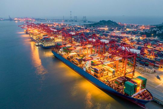 Blick auf den nächtlichen Hafen von Shanghai. Auch wenn die Exporte aus der zweitgrößten Volkswirtschaft der Welt weiter wachsen, geschieht das laut Berichten nicht so flott, wie zunächst vermutet. Auch kämpft das Land mit inneren und äußeren Problemen ...(Bild:  S. Chuong)