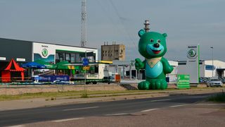 Weithin sichtbar hatte das Skoda-Autohaus Schandert am 11. Juni zur Eröffnung seines Skoda-Neubaus in Dessau geladen. (Bild: Grimm/»kfz-betrieb«)