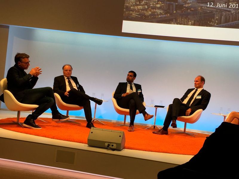Hochkarätige Diskussionsrunde zur Digitalisierung in der Prozessindustrie auf dem Digital Gipfel (v.l.nr.): Matthias Schrader (Sinner Schrader), Dr. Gunter Kegel (Pepperl+Fuchs), Sieer Angar (Moderator), Dr. Martin Brudermüller (BASF), nicht im Bild ist Dr. Sonja Jost (Delexchem). (Geipel-Kern/PROCESS)