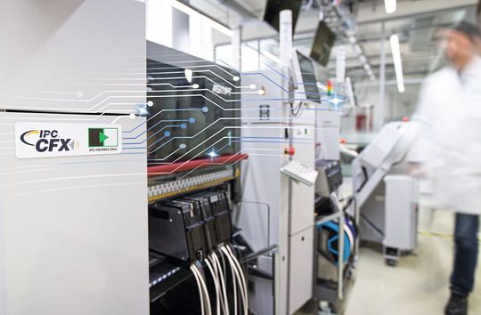 Effizienz:  Die standardisierte IPC-HERMES-9852-Schnittstelle ermöglicht einen automatischen Programm-Download bei allen Maschinen in der SMT-Linie, unabhängig vom Hersteller. Ein Barcode-Leser ist nur an der ersten Maschine der Linie erforderlich.(Bild:  ASMPT)