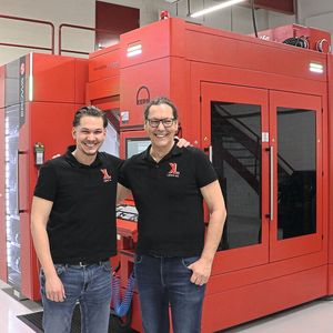 Die Leiko-Firmenchefs Pascal Leimer (links) und Konrad Leimer (rechts) freuen sich gemeinsam mit Stephan Zeller, Gebietsverkaufsleiter von Kern, über die gute Zusammenarbeit und die extrem hohe Zuverlässigkeit der vollautomatisierten Kern Micro Vario.(Bild:  kk-PR)