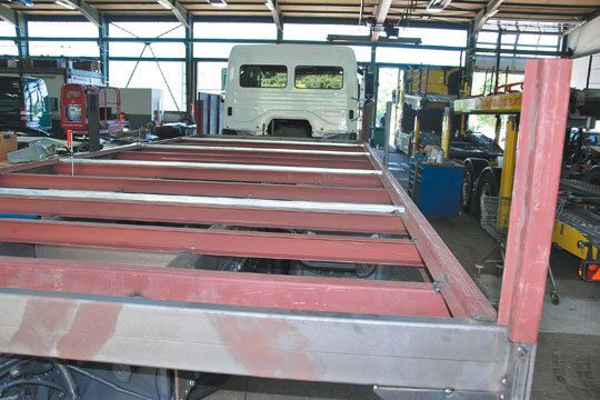 Die Schade-und-Sohn-Mitarbeiter fertigen Lkw- und Hängeraufbauten selber an. (Archiv: Vogel Business Media)