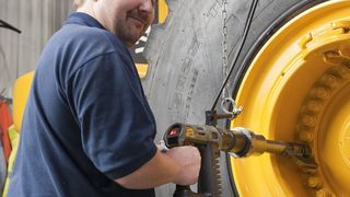 Der zweite Auswahlschritt ist die Definition des benötigten Drehmoments. Hohe Drehmomente müssen mit einem Gegenhalter abgefangen werden, wie im Bild bei dem Tensor Revo. (Bild: Atlas Copco Tools)