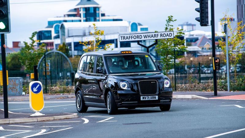 Für einen Lichtblick sorgt der hohe Marktanteil von E-Autos. Auch die berühmten Londoner Black Cabs fahren mittlerweile elektrisch.