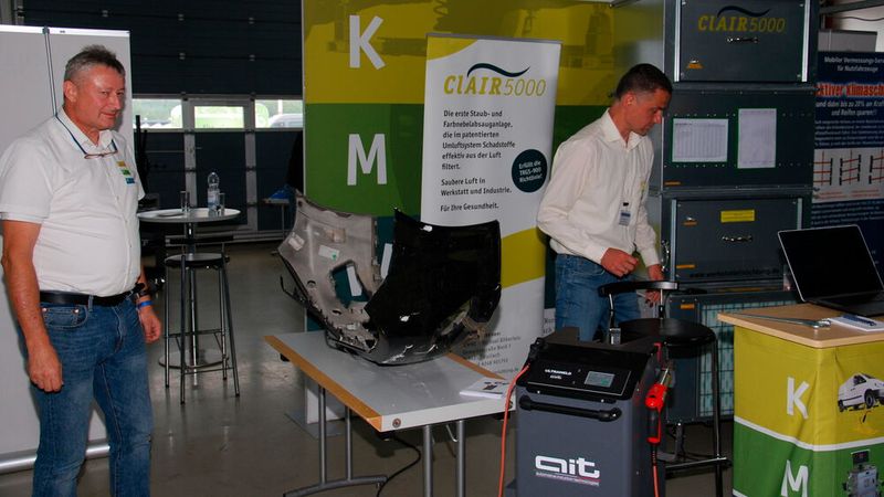 Ganz neu: KMW zeigte das Kunststoffschweißen via Ultraschall. (Bild: Wenz)