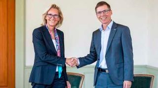 Sabine Keller-​Busse, Präsidentin UBS Switzerland und Joël Mesot, Präsident der ETH Zürich bei der Unterzeichnung der Verträge zur strategischen Partnerschaft.  (Bild: ALESSANDRO DELLA BELLA/ ETH Zürich)