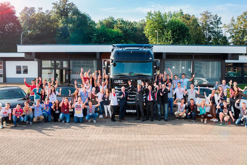 55 junge Frauen und Männer starteten bei der Lueg-Gruppe ins Berufsleben. (Lueg)