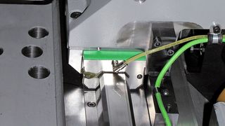 Bild 1: Die Y-Achse eines Fräszentrums mit Aufbau für einen Drehtisch ist mit einer Rollenumlaufeinheit RUE55-E gelagert. (Bild: Schaeffler)