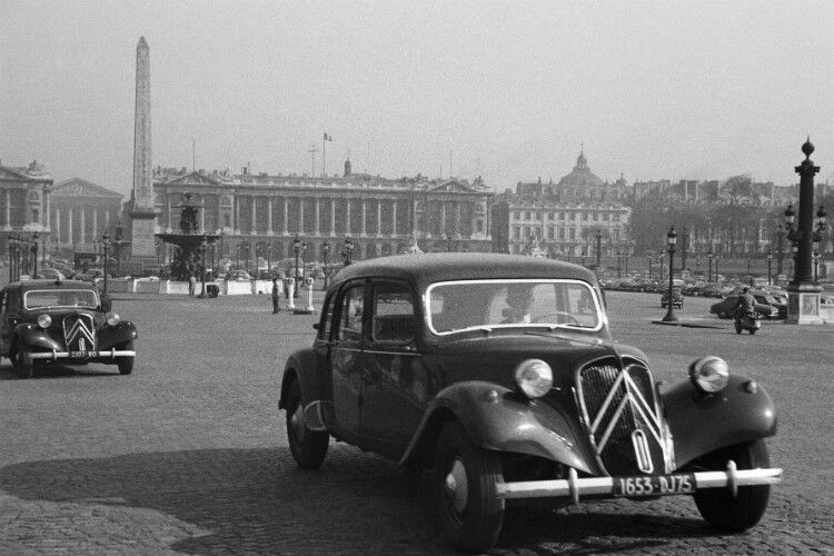 Bis 1957 baute Citroën den Traction Avant, insgesamt knapp 760.000 Stück. In den 1950er Jahren gehörte er zum Pariser Straßenbild wie hier am Place de la Concorde. (Foto: Citroën)