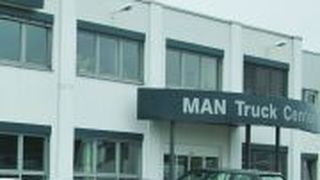 Der Eingang zum MAN-Center in Wildau. (Lauer)