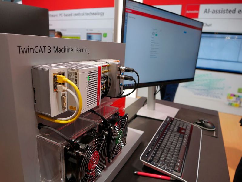 Bei Beckhoff konnten Besucher einen ersten Blick auf Twin Cat Machine Learning werfen. Nutzer können mit KI einfach eigene Modelle trainieren. Beckhoff will mit ausgewählten Kunden noch in diesem Jahr einen Testlauf mit dem neuen Produkt starten.  (Bild: Sandro Kipar/VCG)