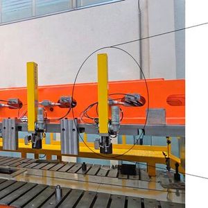 Das Schnellspannsystem Flexline-R von Roemheld ist mit einer geschweißten Zug-Schub-Kette aus Edelstahl erhältlich. Es eigne sich besonders für automatisierte Pressenstraßen mit häufigem Werkzeugwechsel. (Bild:  Roemheld)