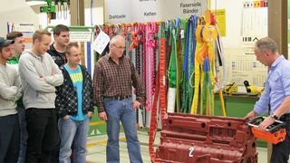 Bild 1: Masse schätzen: Fast immer liegen die Lehrgangsteilnehmer falsch und lernen, daher lieber in die Begleitpapiere der Fracht zu schauen. (Bild: Abus)