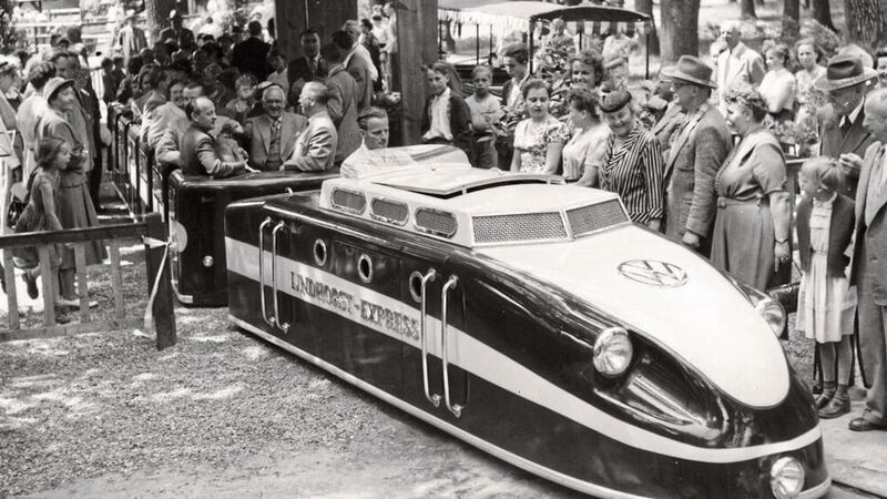 1955 fuhr im Berliner Zoo die erste, noch mit VW-Industriemotor angetriebene Parkbahn („Lindhorst-Express“) des Berliners Arthur Franke.  (Sammlung Wolfgang Schöneich porschelok.de)
