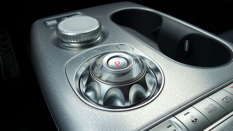 Drückt man den Startknopf, dreht sich die Kugel und gibt den Getriebewahlhebel frei. (Bild: Wehner/Vogel Communications Group)