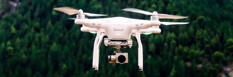 Drohnen unterstützen schon heute Rettungskräfte aus der Luft. Über eine Mobilfunkkonnektivität senden sie beispielsweise hochauflösende Videodaten in Echtzeit an die Einsatzleitung.