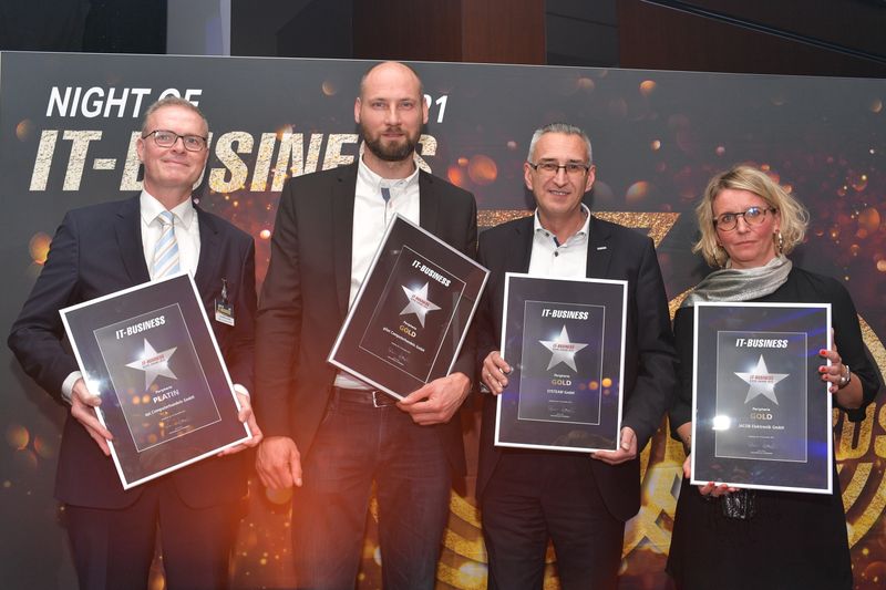 Kategorie Peripherie (v. l.) stv. Christian Haack für api (Platin), Thomas Behrendt, pilot (Gold), Volker Mitlacher, SYSTEAM (Gold), stv. Stephanie Steen für JACOB (Gold). (Hannes Magerstaedt)