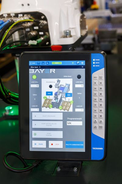 Für das Steuergerät hat Bayer ein anlagenspezifisches User-Interface programmiert, das eine besonders einfache Bedienung der Anlagen ermöglicht. (Bild: Yaskawa Europe)