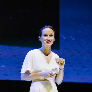 Das Credo der Jetpilotin und Raumfahrerin Nicola Winter bei ihrer Keynote im Rahmen der 100-Jahrfeier von Conrad Electronic: „Mit Mut, Empathie, Disziplin, Leidenschaft und einem Quäntchen Glück können wir es überall hinschaffen. Denn mit allen Teilen des Erfolgs ist selbst der Mond greifbar.“ (Bild:  M. Kofler)