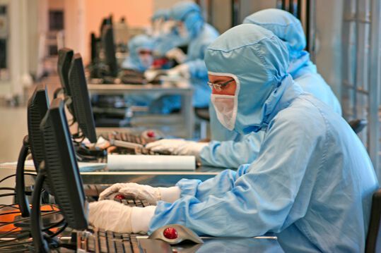 Computerchips sind Mangelware. Was des einen Leid ist aber des anderen Freud. Letzteres trifft auf das Unternehmen Stmicroelectronics zu, denn die starke Nachfrage nach Chips lässt dessen Kasse klingeln.(Bild:  Stmicroelectronics)