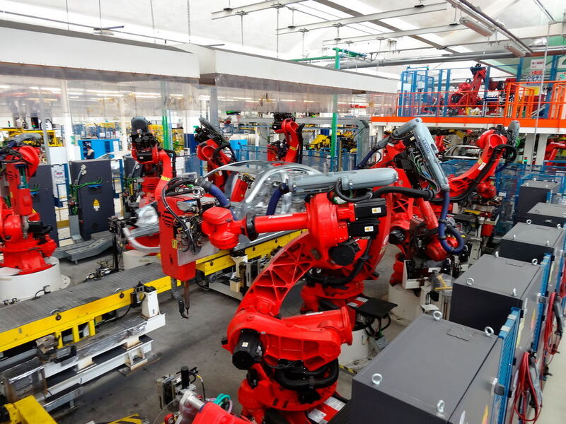 Auf der einen Seite schweißen die Roboter, auf der anderen Seite führen sie in parallel verlaufenden Prozesse andere Arbeiten aus. (Bild:)