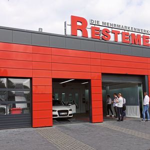 Seit Kurzem ergänzt eine eigene Aufbereitungshalle den Betrieb. Hier bringt das Personal Kundenfahrzeuge nicht nur auf Hochglanz, sondern desinfiziert sie auch zeitgemäß.(Bild:  Schreiner/»kfz-betrieb«)