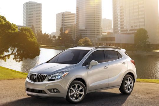 Frühe Bilder: Seine offizielle Premiere feiert der Opel Mokka auf dem Genfer Autosalon (8. bis 18. März). Bereits auf der Detroit Auto Show (bis 24. Januar) debütiert der Buick Encore, ein optisch nur wenig veränderter US-Ableger des Opel-Crossover. (GM)