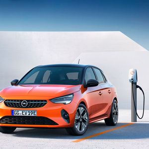 Die Elektrovariante des Corsa soll sich besonders positiv auf die CO2-Emissionen der Opel-Flotte auswirken.(Bild:  Opel)